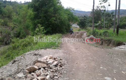 Hujan, Jalan Penghubung Sekar-Gondang Berlumpur
